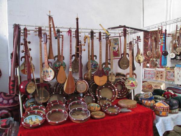 straganik z instrumentami na bazarze w Bucharze