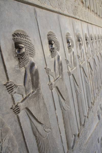 13. Zachowane w ruinach Persepolis płaskorzeźby i reliefy, przedstawiające poddanych idących w dziękczynnym pochodzie, by złożyć władcy dary, to absolutne dzieło sztuki.