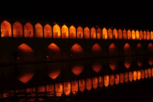 21. Esfahan słynie również z mostów, łączących brzegi rzeki Zajande.