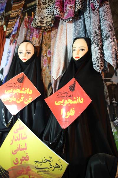 4. Kobiety obowiązuje hedżab, strój islamski – należy schować włosy pod chustką i ubierać luźne stroje, zakrywające całe ciało z wyjątkiem dłoni i twarzy.