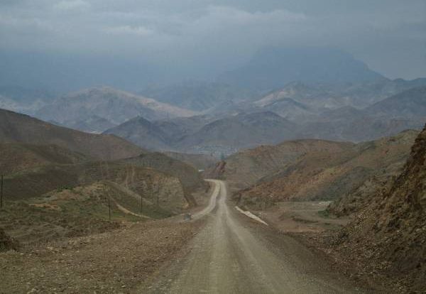 10. Droga wybudowana przy pomocy zachodnich organizacji wiodąca pomiędzy uzbeckimi enklawami do przejścia granicznego z Tadżykistanem. Po rozpadzie Związku Radzieckiego najkrótsze i najprostsze drogi stały się nieprzejezdne bo przebiegały przez terytoria nowopowstałych państw. Pojawiły się szlabany i posterunki graniczne. Aby usprawnić poruszanie się po własnym kraju, musiało powstać wiele kilometrów nowych dróg.