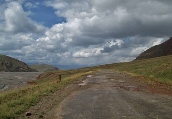 11. Droga wiodąca do przejścia granicznego z Tadżykistanem w górach Pamir. Posterunki graniczne po stronie tadżyckiej leżą na przełęczy Kyzył Art na wysokości 4282 metrów n.p.m. 