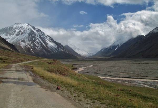 12. Szczyty wzdłuż drogi na granicę z Tadżykistanem. W tym miejscu Kirgistan graniczy z Górskim Badachszanem - okręgiem autonomicznym w ramach Tadżykistanu.