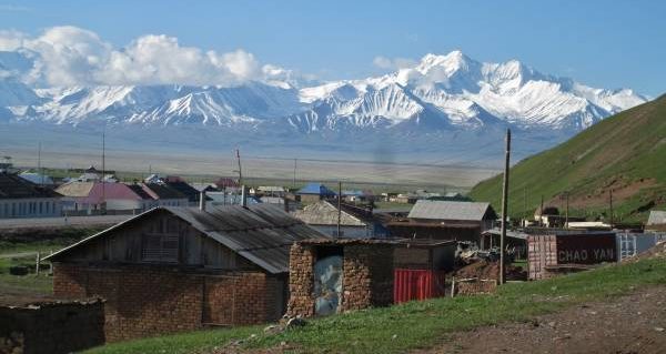 13. Pasmo Gór Zaałajskich w Pamirze na granicy tadżycko-kirgiskiej widziane z miejscowości Sary Tasz. W górach tych znajduje się Szczyt Lenina (7134 m.n.p.m.), który obecnie nosi również nazwę Szczytu Awicenny.