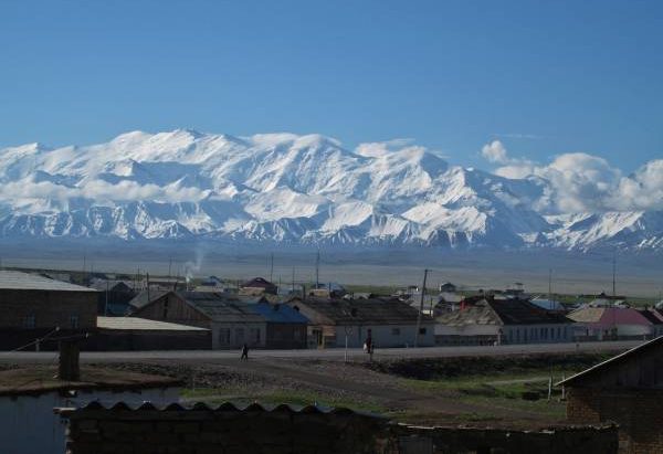 14. Góry Zaałajskie mają długość 250 kilometrów. Charakteryzują się dużą ilością głębokich dolin rzecznych i występowaniem wielu lodowców (ponad 500). Miasteczko Sary Tasz jest ważne ze względów strategicznych - łączą się tu drogi prowadzące na granice z Tadżykistanem i Chinami by potem podążyć w głąb Doliny Fergańskiej.