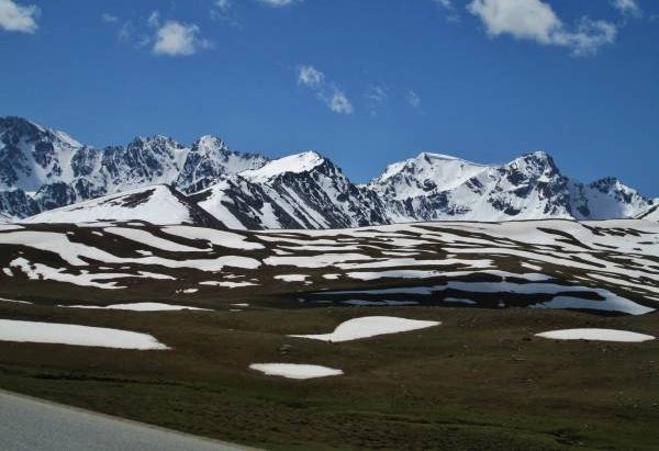 2. Jadąc na południe od Biszkeku w stronę Dżalalabadu i Oszu należy pokonać przełęcz Töö Ashuu (inna nazwa Tüz) na wysokości 3586 metrów nad poziomem morza. Przełęcz leży pomiędzy dolinami Czuj, Koczkor, Suusamyr i Talas. Jedzie się potem wśród szczytów Gór Kirgiskich (inna nazwa Ałatau Kirgiski). 