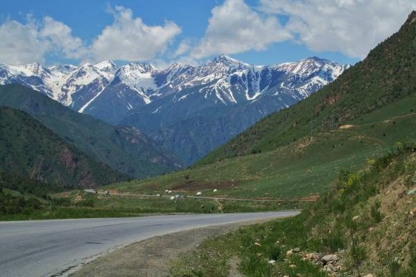 4. Po pokonaniu przełęczy Töö Ashuu droga prowadzi do Doliny Suusamyrskiej. Kapuściński w „Kirgiz schodzi z konia”: „Długi czas samochód jedzie przez Suusamyr. Nie ma słów, którymi można by opisać piękno tej krainy, jednej z najcudowniejszych na świecie. Naokoło ośnieżone góry, a tu w dole niekończące się łąki, słońce, wspaniałe powietrze”.