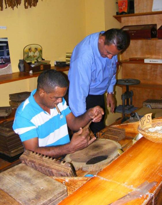 Dominikana słynie z rumu i cygar. Sztukę skręcania cygar można zobaczyć w wielu miejscach na wyspie.