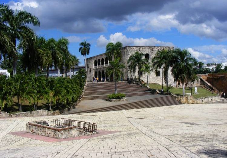Co krok znajdziemy tu pozostałości epoki kolonialnej, ślady Krzysztofa Kolumba czy jego syna. Santo Domingo – stolica Dominikany naszpikowana jest kolonialną architekturą. Na zdjęciu Alcazar de Colon, pałac wzniesiony na polecenie syna Krzysztofa Kolumba – Diego.