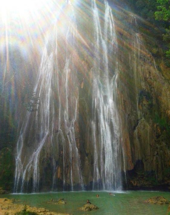 Żeby poczuć klimat wyspy, koniecznie trzeba ruszyć do dżungli:) A tam możemy znaleźć takie cuda jak Wodospad El Limon. Kąpiel pod wodospadem jest nagrodą za półgodzinny spacer.