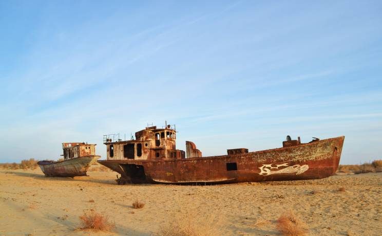 Cmentarzysko statków w Mojnaku. Dawniej było to malownicze wybrzeże Morza Aralskiego.