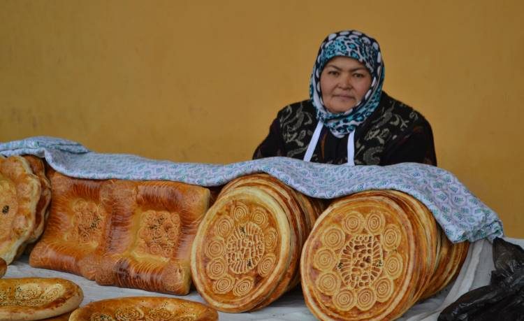 Lepioszki, czyli najpopularniejszy rodzaj chleba w Uzbekistanie. Nawet chleb jest ozdobiony misternymi wzorkami.