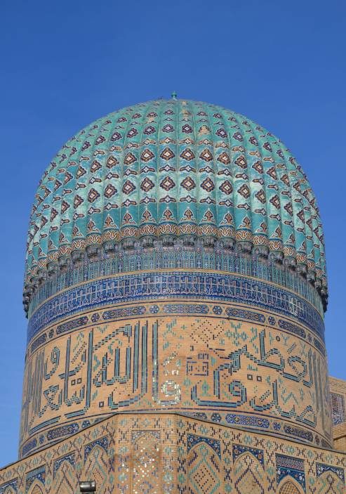 Jedna z dziesiątek błękitnych kopuł, które w Uzbekistanie można podziwiać w różnych kształtach i z przepięknymi zdobieniami
