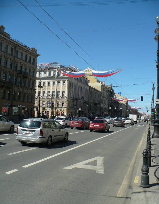 Sankt Petersburg i jego najsłynniejsza ulica - Newski Prospekt. Wbrew wyobrażeniom nie jest to deptak spacerowy, a ruchliwa arteria. Nie przeszkadza to jednak w czerpaniu przyjemności ze spaceru. 