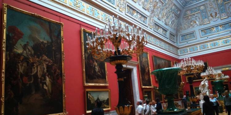 Wnętrza Ermitażu - malarstwo i rzeźba wszystkich epok historycznych i krajów. 