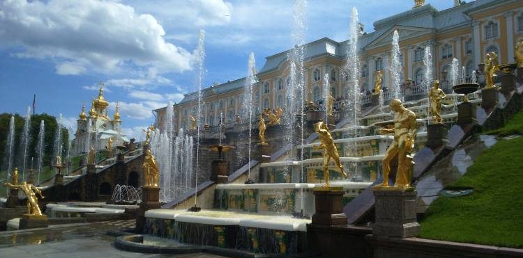 Kapiący złotem Peterhof
