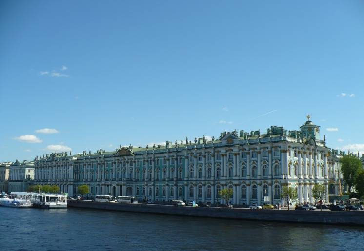 Na placu pałacowym podziwiać możemy także budynek Pałacu Zimowego, w którym znajduje się siedziba Muzeum Państwowego "Ermitaż" 