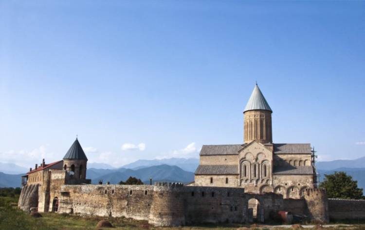 Katedra Alwaredi. Wyrasta wprost z szerokiej, zielonej Doliny Alazani i na tle ośnieżonych szczytów Kaukazu prezentuje się naprawdę okazale. Stanowi centrum religijne Kachetii już od VI wieku.