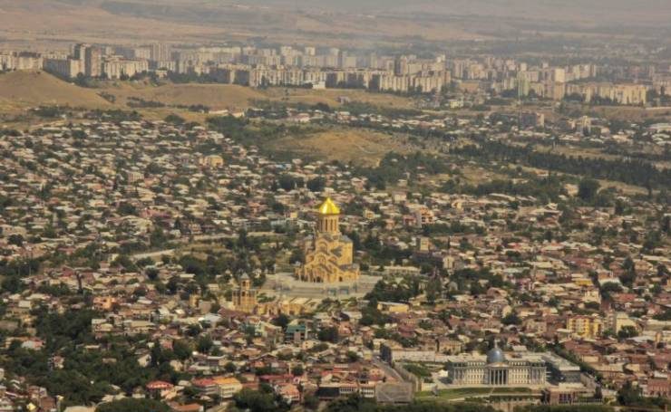 Tbilisi zwane też "Perłą Kaukazu". Niezwykłe miasto położone na granicy Europy i Azji. Podobno jest to jedno z najstarszych miast świata. Wg. najnowszych badań człowiek pojawił się tu już 5000 lat temu.