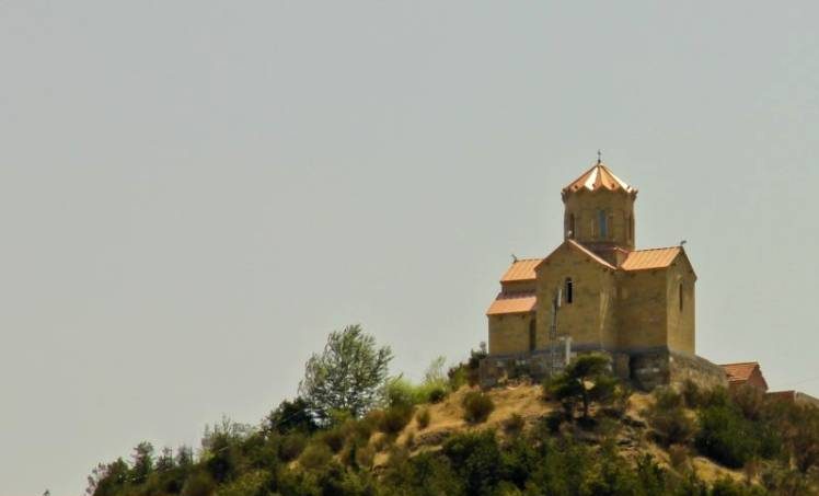 Jedna z licznych cerkwi położona na wzgórzach miasta.