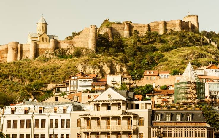 Typowy widok starego Tbilisi. Górująca nad miastem twierdza Narikała a u jej podstawy stare zabudowy. Ich styl zachwyca swoja prostotą ale i pięknem.