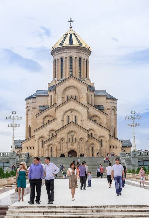 Katedra Soboru Świętej Trójcy jest największą budowlą prawosławną w Tbilisi oraz jedną z największych tego typu budowli na świecie. Jest ogromna!