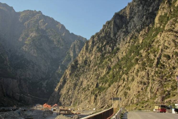 Między miasteczkiem Kazbegi a przejściem granicznym „Górny Lars” Droga Wojenna schodzi do Wąwozu Darialskiego, który rzeka Terek wyżłobiła w twardym granicie. Długi na 8 km, miejscami zwęża się do 100 metrów a jego ściany osiągają nawet 1800 metrów wysokości.