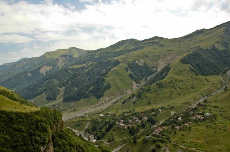Pod złowrogim określeniem kryje się malownicza trasa biegnąca w poprzek Wielkiego Kaukazu. Obfituje ona we wspaniałe widoki, jak i zabytki gruzińskiej cywilizacji. Gruzińska Droga Wojenna to przede wszystkim spora atrakcja dla miłośników gór.