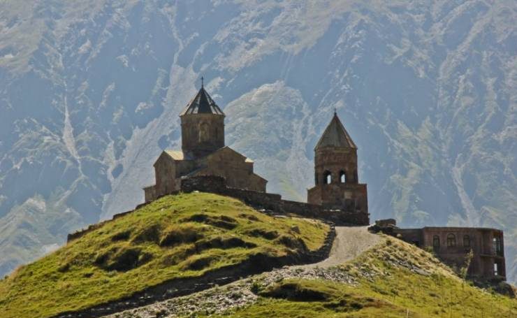 Cminda Sameba. Klasztor z XIV wieku położony na wzgórzu Gergeti na wysokości 2170m n.p.m. Stąd rozpoczynam wędrówkę pod szczyt Kazbeka.