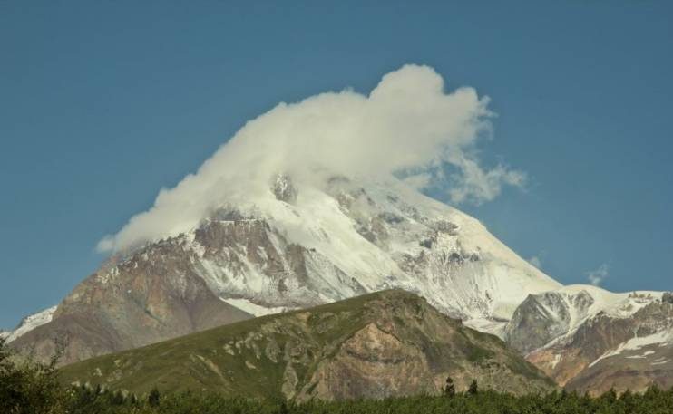 "Dymiący" szczyt Kazbek. Kazbek jest wygasłym wulkanem. Według legendy to właśnie tutaj Prometeusz został przykuty do skały za kradzież ognia bogom.