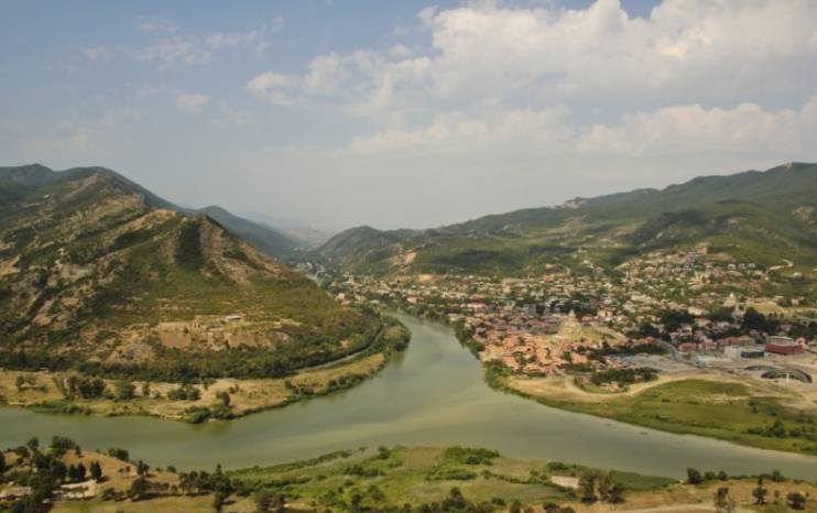 Miasto rozsiadło się u zbiegu dwóch najważniejszych gruzińskich rzek - Kury i Aragwy.