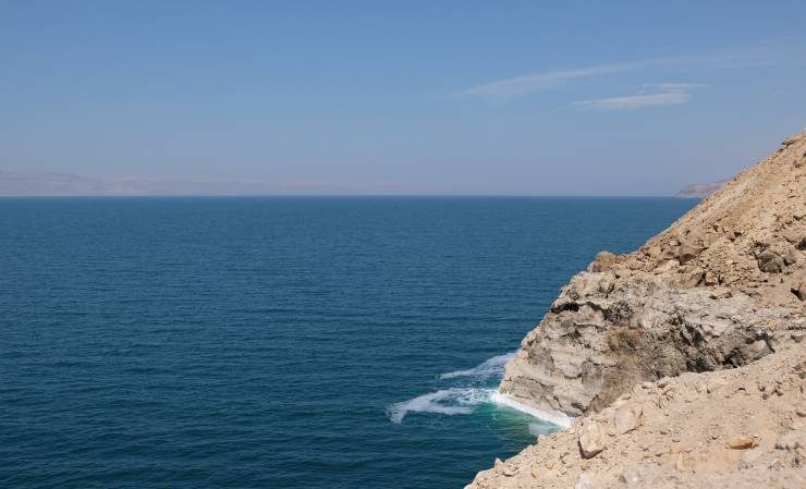 Rzut okiem na Morze Martwe. Przy skałach widać osadzającą się sól.