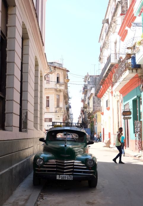 Teraz czeka na nas stara Havana. Spacery wąskimi uliczkami Havana Vieja chyba nigdy mi się nie znudzą. Co prawda stolica Kuby jest zaniedbana, stare kamienice często dosłownie sypią się nam na głowę, ale dla mnie i tak ma to swój urok.